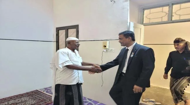قيادي انتقالي وادي حضرموت يزور مناضلين ويكرمهما بدرع الصمود