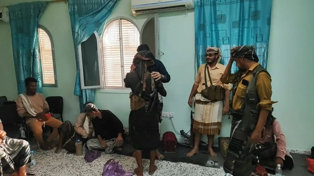 أبين.. وساطة محلية وأمنية تنهي خلافاً بين مواطنين وإدارة مستشفى الرازي في خنفر