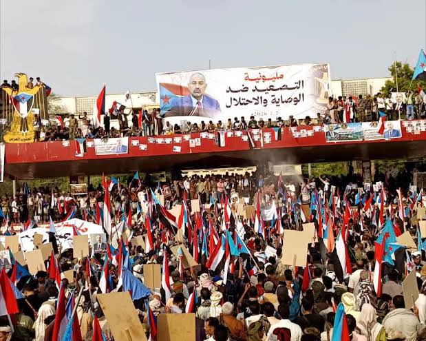 عقد من التخبط العسكري والسياسي: كيف تحول "حلفاء الرياض" إلى أداة لاستنزاف الجنوب وتمرير الوصاية